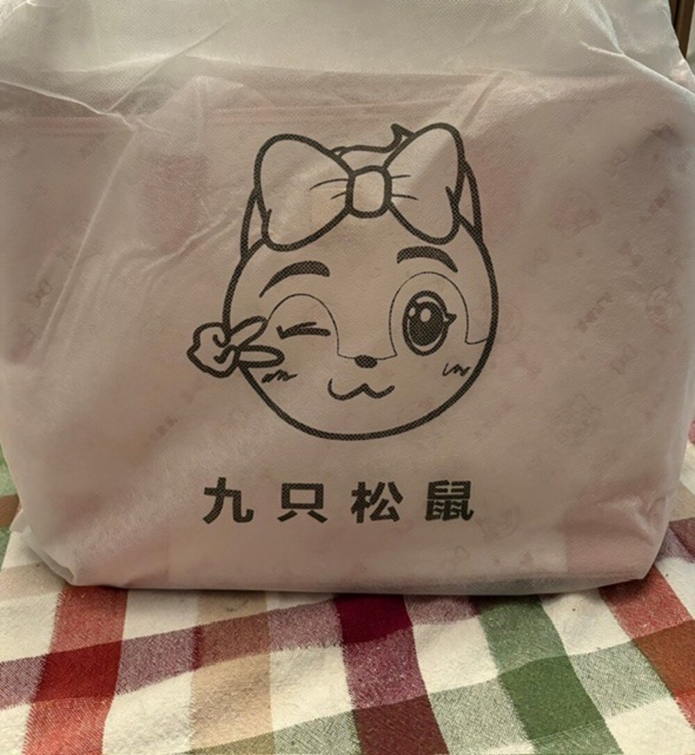 九只松鼠 Pink Tote Bag with Cat Pattern and Plush Keychain